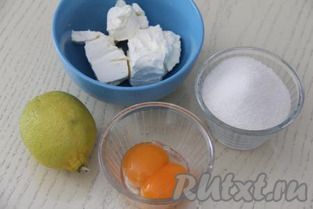 Прежде всего нужно приготовить лимонный курд, чтобы он полностью остыл и стабилизировался. Подготовить для курда все продукты. Сливочное масло должно быть комнатной температуры, поэтому заранее достаньте его из холодильника. Взять 2 яйца, очень аккуратно разделить на белки и желтки (в белки не должно попасть ни капли желтка). Белки пока отправить в холодильник. А 2 желтка пригодятся нам для курда. Лимон тщательно вымыть, так как в дальнейшем мы будем снимать с него цедру.