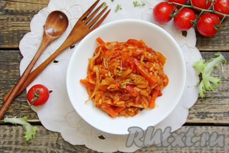 Аппетитное, вкусное, сочное овощное рагу, приготовленное с рисом, разложить по тарелкам и горячим подать к столу.