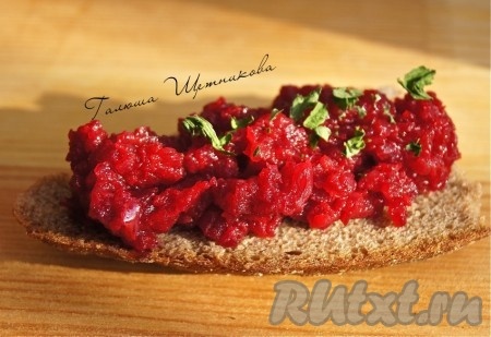 Попробуйте, по этому рецепту получается очень вкусная, аппетитная икра из свеклы и моркови, съедается мгновенно.