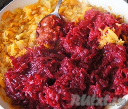 Свеклу натереть на крупной терке, отправить к моркови с луком. Добавить томатную пасту, паприку, соль, перец, чеснок, сок лимона. Тушить икру минут 10 на среднем огне.