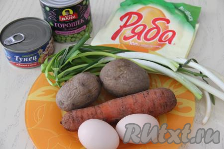 Подготовить продукты для приготовления "Оливье" с консервированным тунцом. Картошку и морковь хорошо вымыть, отварить в кожуре до готовности (в течение 25-30 минут с начала кипения воды, готовые овощи будут легко прокалываться ножом). Зелёный лук вымыть, обсушить. Сварить вкрутую яйца (в течение 10 минут после закипания воды).&nbsp;Остудить варёные овощи и яйца.