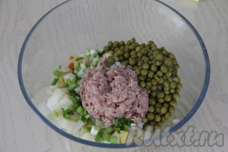 С тунца слить жидкость, переложить рыбу на тарелку, размять вилкой (я использовала тунца для салата, он уже измельчён). С горошка слить лишнюю жидкость. Добавить тунца и горошек в салатник.