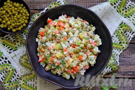 Нежный, очень вкусный, аппетитный салат "Оливье", приготовленный с консервированным тунцом, подать к повседневному или праздничному столу в одном салатнике или порционно.