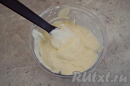 Затем к творожно-сахарной массе добавить сметану, перемешать лопаткой. Творожный крем получится воздушным, однородным и очень вкусным.