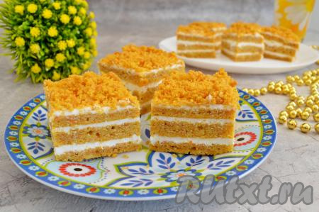 А затем мягкий, нежный, в меру сладкий морковный торт с творожным кремом нарезать на кусочки и подать к столу.