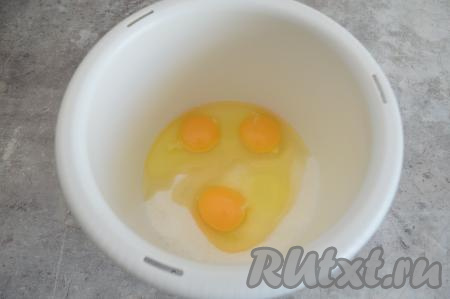 Прежде всего испечём морковный корж, для этого нужно в чашу для взбивания разбить яйца, всыпать сахар. Яйца я взяла размера С0, если вы используете яйца меньшего размера, тогда возьмите 4 яйца.