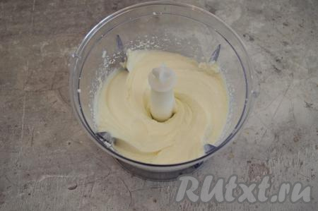 После того как морковный бисквит остынет, приготовим творожный крем для торта. Для этого нужно творог с сахаром пробить в измельчителе до однородности. Если нет измельчителя, то можно творог перетереть через сито и потом смешать с сахаром.
