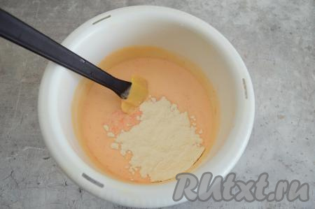 Аккуратно вмешать морковку лопаткой, стараясь, чтобы яично-масляная масса не осела. Затем всыпать разрыхлитель и половину муки.