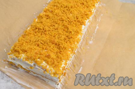 Бисквитной крошкой присыпать верх торта и убрать его на 5-6 часов (лучше на ночь) в холодильник для пропитки.