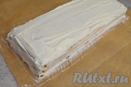 Бока и верх морковного торта тоже смазать творожным кремом.