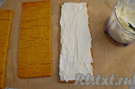 У нас получатся 3 коржа. Собрать торт, промазывая каждый корж частью творожного крема и выкладывая коржи друг на друга.