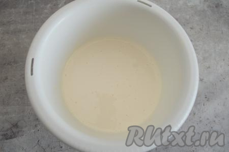 На максимальных оборотах миксера взбить яйца с сахаром в течение 7 минут. В процессе взбивания яичная масса посветлеет и увеличится в объёме. Сливочное масло растопить (я растопила в микроволновке), дать ему немного остыть, влить во взбитые яйца, перемешать миксером.