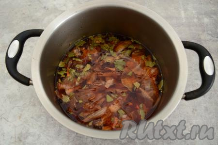 Сюда же выложить луковую шелуху, влить 1 литр воды, поставить кастрюлю на огонь, довести рассол до кипения, перемешать и проварить на небольшом огне до растворения кристаллов соли и сахара (ориентировочно 2-3 минуты). Снять кастрюлю с рассолом с огня, накрыть крышкой и оставить остывать до комнатной температуры.