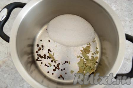 В кастрюлю всыпать соль, горошины чёрного и душистого перцев, сахар, бутоны гвоздики, добавить лавровые листья, разломанные на мелкие кусочки.