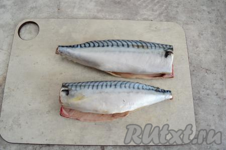 Разделать скумбрию, отрезав голову, хвост и плавники. Разрезать брюшки рыбы, удалить внутренности вместе с чёрной плёночкой. Хорошо промыть скумбрию водой.