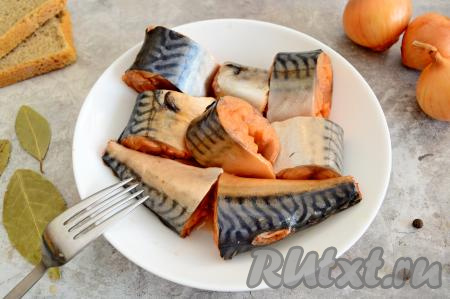 Вкусную скумбрию, засоленную в рассоле с луковой шелухой, можно будет подавать к столу уже через сутки.