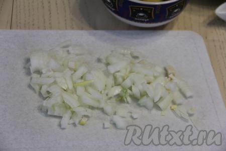 Лук мелко нарезать.&nbsp;