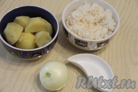 Очищенный картофель выложить в кастрюлю, залить полностью водой, подсолить и отварить до готовности (в течение минут 20-25 после закипания воды), затем воду слить и дать картошке немного остыть. Рис промыть проточной водой, затем выложить в кастрюлю с кипящей подсоленной водой, перемешать, а после закипания варить на небольшом огне до готовности (минут 20-25, рисинки должны стать мягкими). Откинуть сварившийся рис на дуршлаг, чтобы стекла лишняя вода, дать немного остыть. Лук почистить. При желании можно взять рис и картошку, оставшиеся от обеда или ужина.