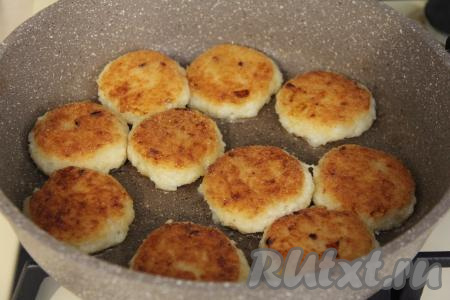 Жарить котлеты с двух сторон до золотистого цвета (примерно по 7 минут с каждой стороны).