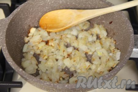 Разогреть в сковороде растительное масло, выложить лук и обжарить его на среднем огне до лёгкой золотистости (в течение минут 5), иногда помешивая.
