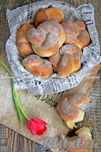 Готовую выпечку достать из духовки, дать немного остыть и можно подавать к чаю или с молоком. Уверена, эти ароматные, воздушные кофейные булочки многим придутся по вкусу!