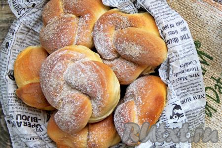 Выпекать кофейные булочки в разогретой духовке при температуре 190 градусов минут 25.