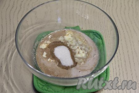 Всыпать сахар и соль.