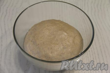 Поставить миску с кофейным тестом на 1,5 часа в тёплое место (до увеличения в объёме раза в 2).