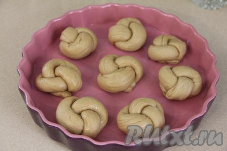 Выложить булочки на небольшом расстоянии друг от друга в жаропрочную форму, смазанную маслом (или на противень, застеленный пергаментом), и оставить для расстойки в тёплом месте на 35-40 минут.
