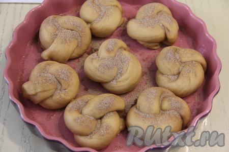 По желанию присыпать булочки сахаром с корицей, можно просто сахаром.