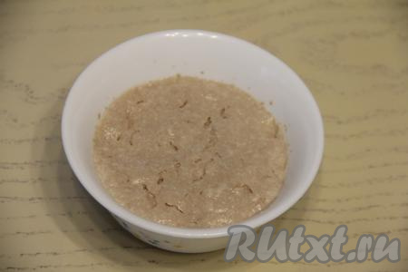 По прошествии 15 минут на поверхности опары появится пышная шапочка, это означает, что дрожжи начали работать.