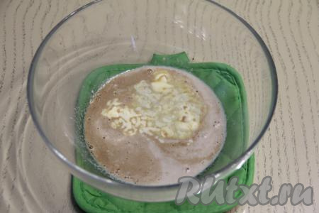 В объёмной миске соединить запенившуюся опару, остывший кофе и растопленное сливочное масло.