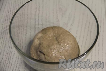 Добавляя муку, учитывайте, что тесто для кофейных булочек должно получиться мягким, пластичным и практически не липнуть к рукам. Как только добились такой консистенции теста, значит больше муку добавлять не нужно.&nbsp;Сформировать из теста колобок, поместить его в миску, смазанную растительным маслом.