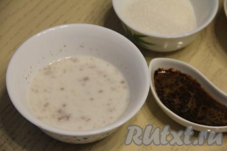 Молоко подогреть до 40 градусов, влить в глубокую тарелку, добавить дрожжи и 1 чайную ложку сахара (сахар берётся из общего количества сахара, указанного в ингредиентах), хорошо перемешать и оставить опару в тёплом месте на 15 минут. В отдельной ёмкости 1 чайную ложку растворимого кофе растворить в 1 столовой ложке горячей воды, дать остыть до комнатной температуры. Сливочное масло растопить в микроволновке (или на плите), дать немного остыть.