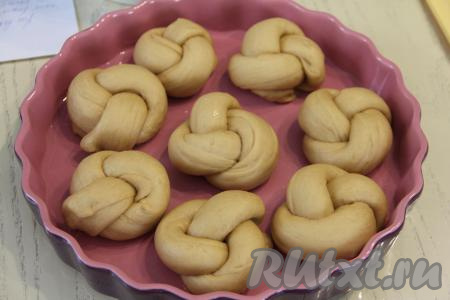 По истечении этого времени булочки округлятся и увеличатся в объёме.