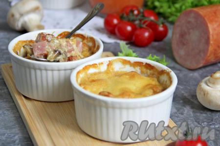 Вкуснейший, ароматный, сочный жульен, приготовленный с ветчиной и грибами, подать к столу в горячем виде.