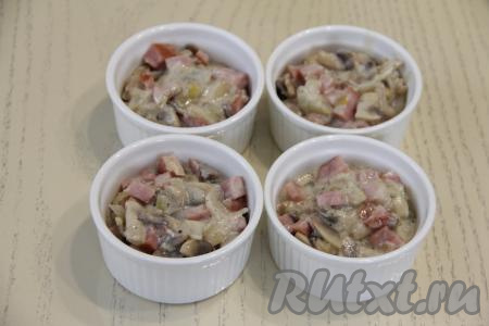 Затем разложить массу по кокотницам.