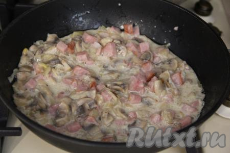 Перемешать грибы с ветчиной и сметаной, потомить 2-3 минуты на медленном огне.