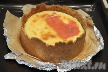 Поставить форму в разогретую духовку и выпекать чизкейк с белым шоколадом минут 50-55 при температуре 180 градусов. Готовый чизкейк достать из духовки, остудить при комнатной температуре, а потом поставить в холодильник на 2-3 часа. Затем снять бортики формы с выпечки.