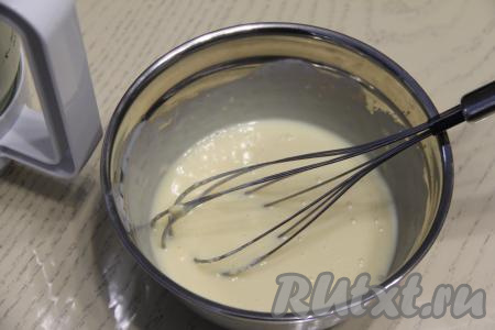 Перемешать шоколад венчиком до полного растворения, дать немного остыть.