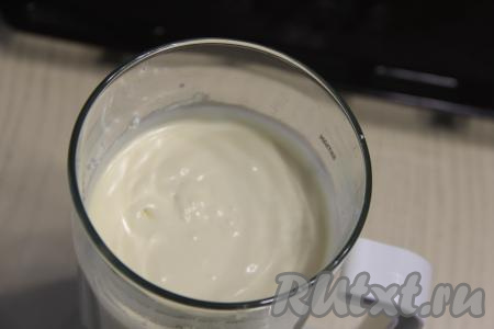 В творожную массу влить остывшую смесь сливок и растопленного шоколада, пробить творожно-шоколадную массу до однородности.