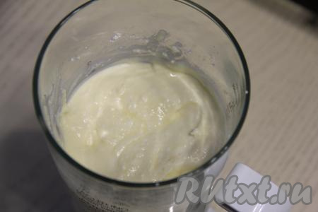 Пробить творожную массу до однородности погружным блендером.
