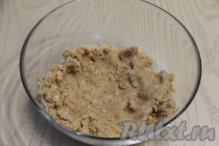 Добавить к печенью растопленное сливочное масло и перемешать. Масса должна стать липкой и пластичной.