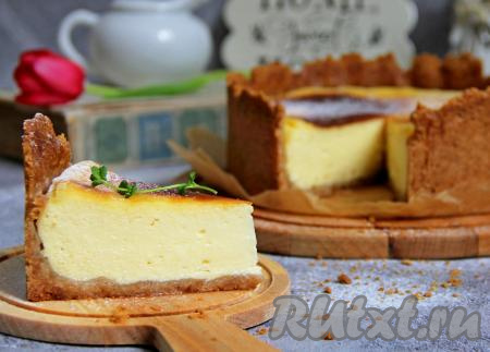 Нежный, в меру сладкий чизкейк с белым шоколадом нарезать на кусочки и подать к столу. Уверена, бархатистый вкус этой выпечки понравится многим!