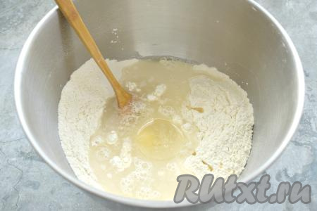 Следом вливаем кипячёную воду комнатной температуры и сразу добавляем растительное масло.