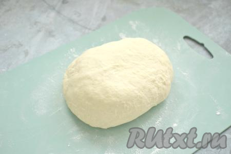 Сначала перемешиваем ингредиенты в миске лопаткой (или ложкой). Когда тесто соберётся в комок, продолжаем замешивать его руками. Тесто для пельменей должно получиться эластичным, мягким и не прилипать к ладоням. При необходимости в процессе замешивания теста добавьте ещё муки. Получившееся тесто для пельменей перекладываем в целлофановый пакет и на 10-15 минут убираем в холодильник.