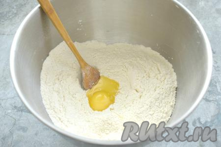 В эту воронку разбиваем куриное яйцо.