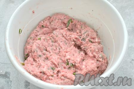 Тщательно вымешиваем фарш с зеленью и начинка для пельменей готова.