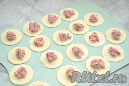 На каждую круглую заготовку выкладываем чуть меньше чайной ложки фарша.