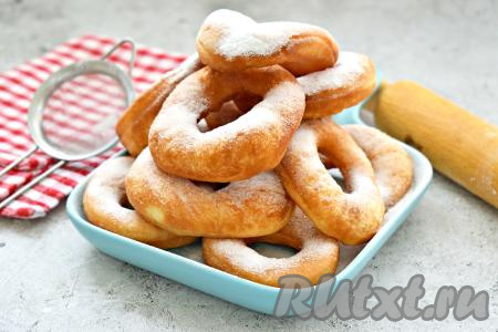 Пончики, замешанные на живых дрожжах, получились нежными, мягкими и очень вкусными, посыпаем их сахарной пудрой и подаём к столу.